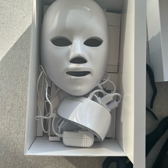 Shani Darden by Déesse PRO LED Light Mask FDA approved 
LED Light Therapy mask - Picture 2 of 12